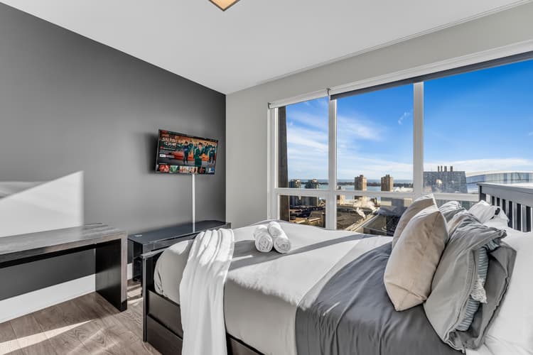 1004 - Luxe 3BR Condo CN Tower W/Parking