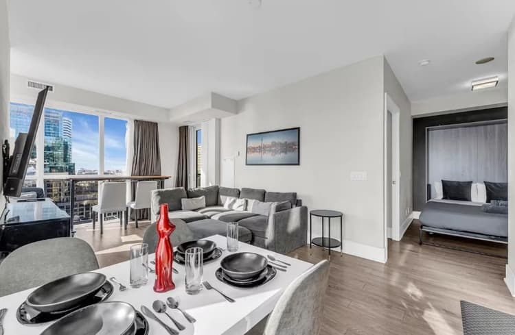 1004 - Luxe 3BR Condo CN Tower W/Parking