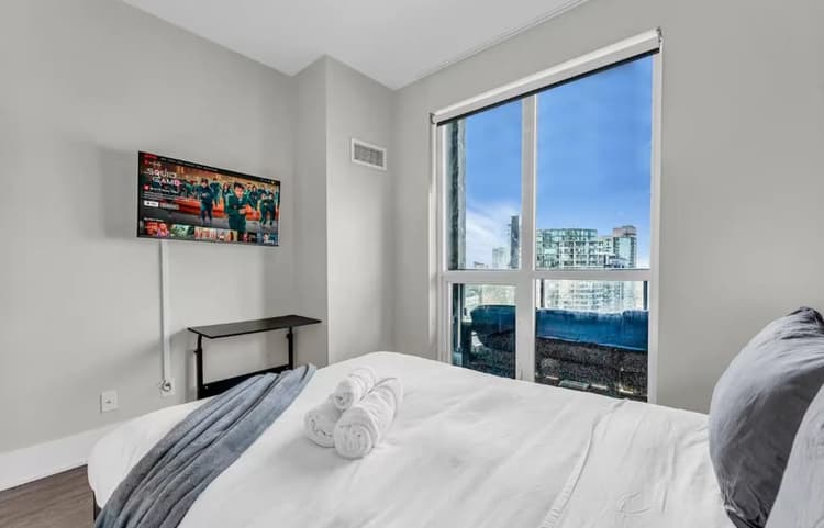 1004 - Luxe 3BR Condo CN Tower W/Parking