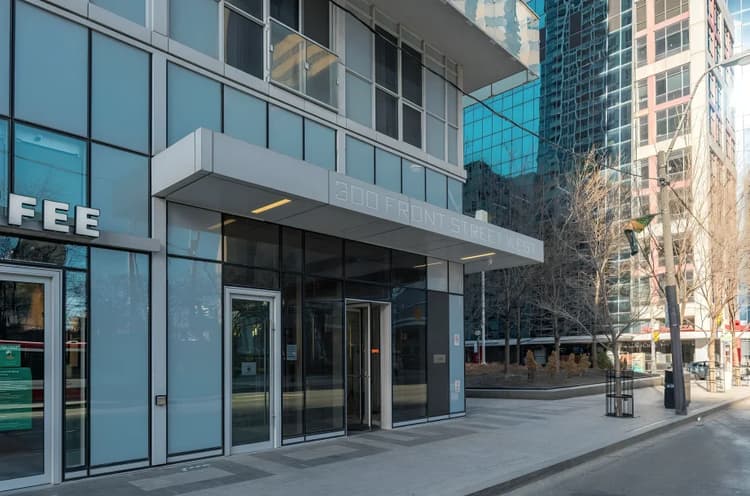 2612 - Bright Downtown Toronto Condo with Balcony