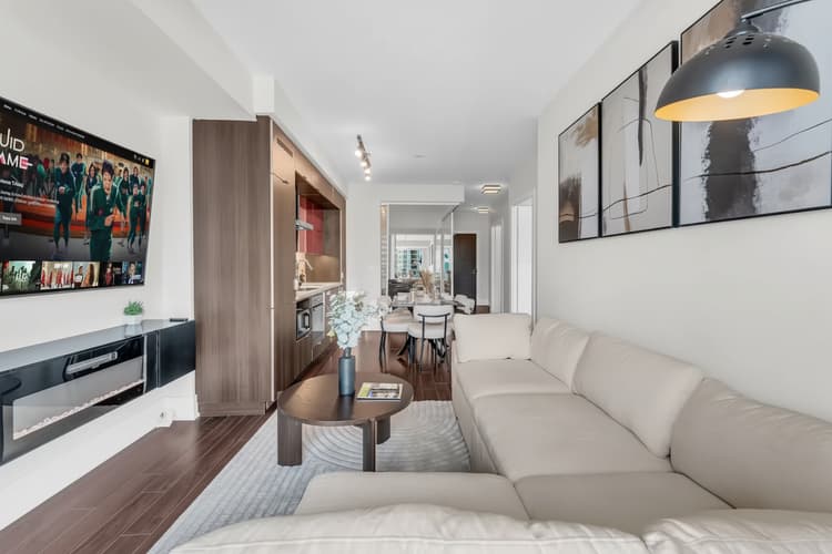 2612 - Bright Downtown Toronto Condo with Balcony