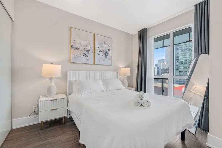 2612 - Bright Downtown Toronto Condo with Balcony