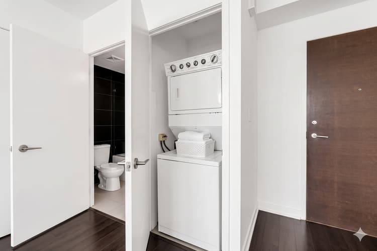 4609- 2 Bedroom Beautiful Condo with CN Tower View
