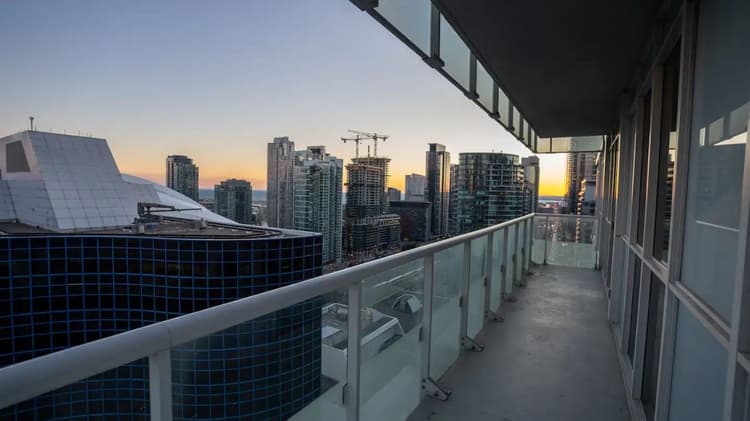 2710 - Elegant two-bedroom condo close to the CN Tower