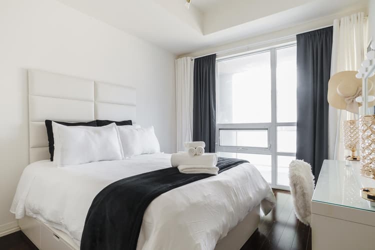 4105-Stylish Downtown Toronto Condo w/ Balcony
