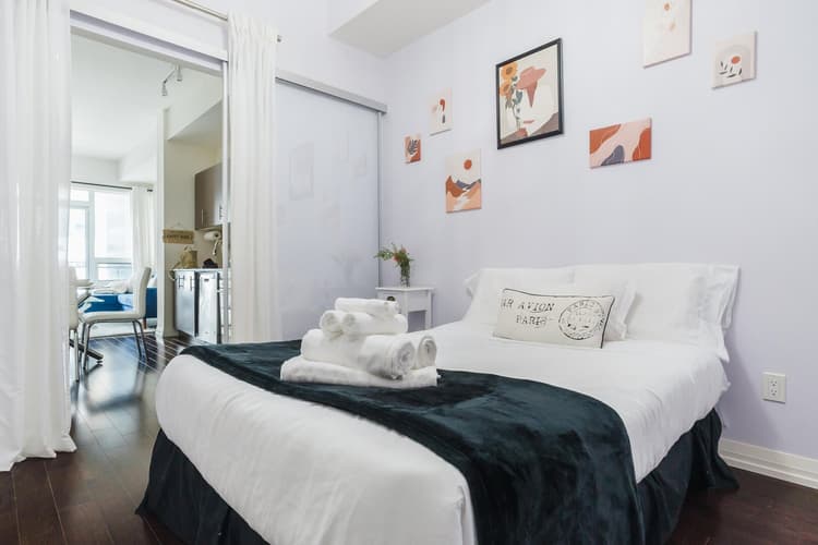 4105-Stylish Downtown Toronto Condo w/ Balcony