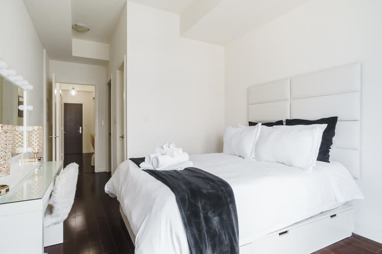 4105-Stylish Downtown Toronto Condo w/ Balcony