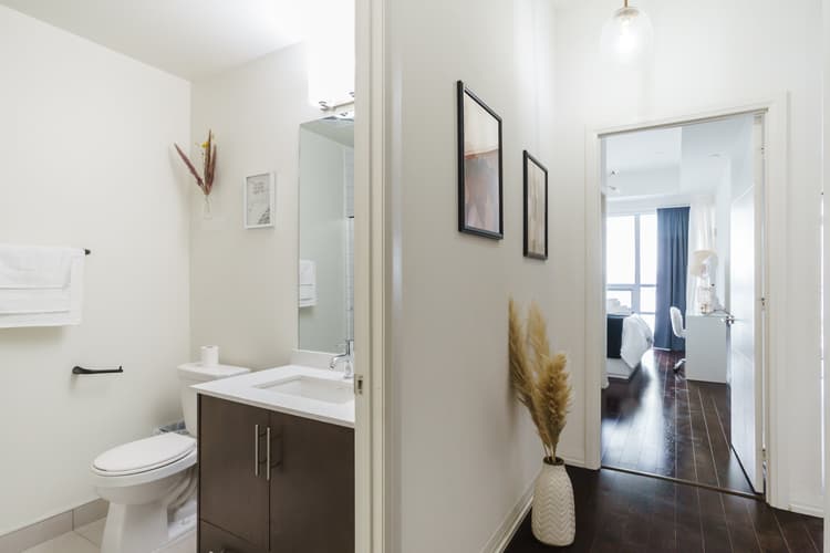 4105-Stylish Downtown Toronto Condo w/ Balcony