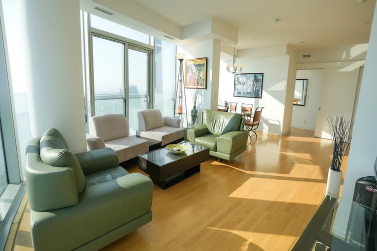 5210 - Chic Toronto Downtown Condo + Balcony