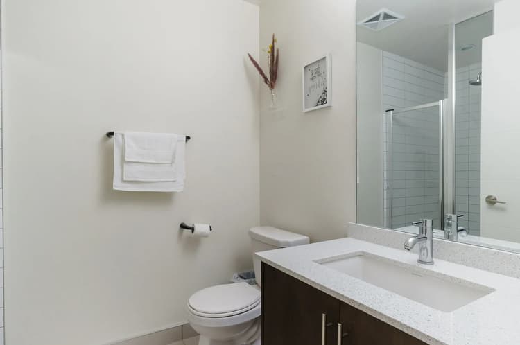 5210 - Chic Toronto Downtown Condo + Balcony