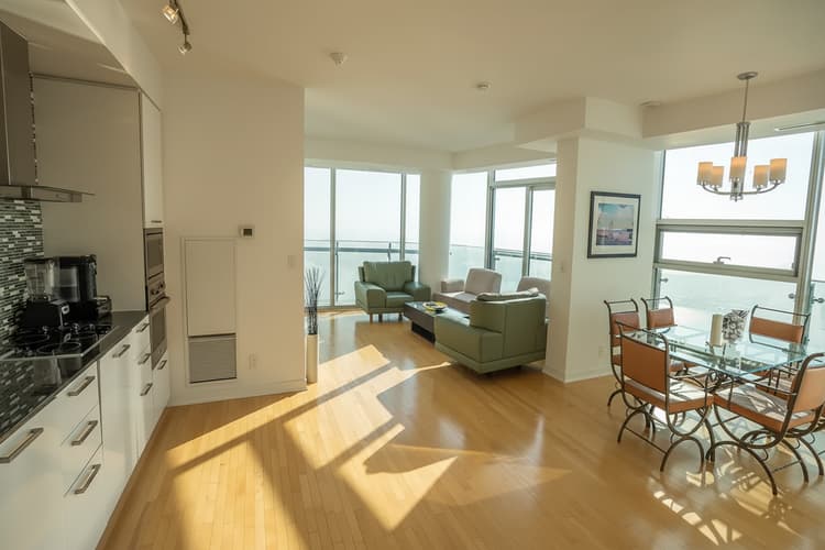 5210 - Chic Toronto Downtown Condo + Balcony