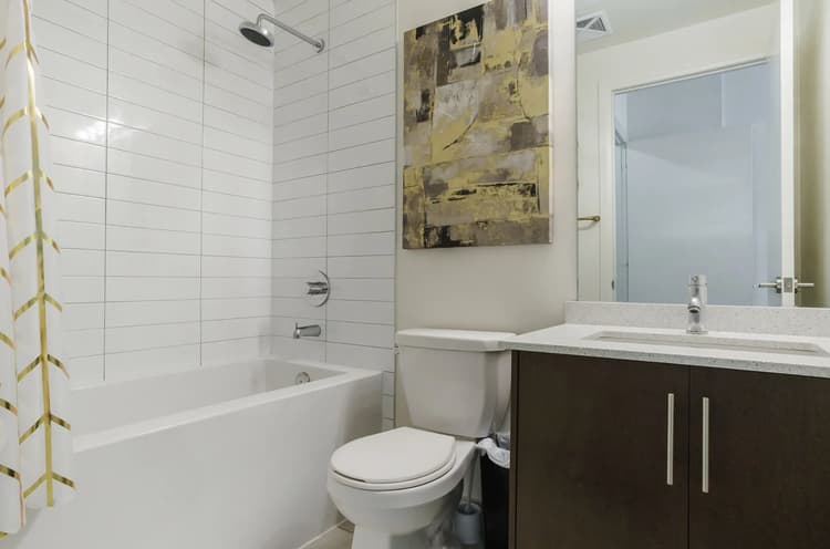5210 - Chic Toronto Downtown Condo + Balcony