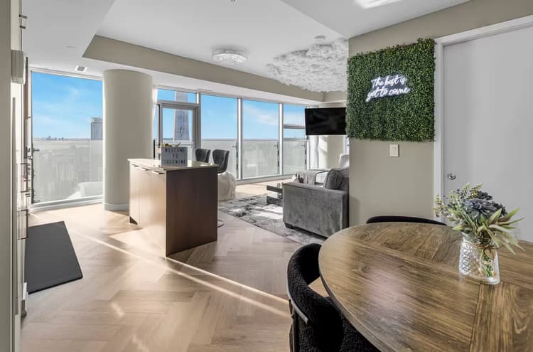 5903 - Luxe 3BR Condo CN Tower W/Parking