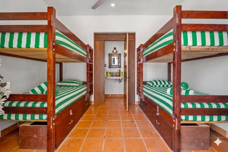 Habitación doble de lujo con balcón y vistas al mar.