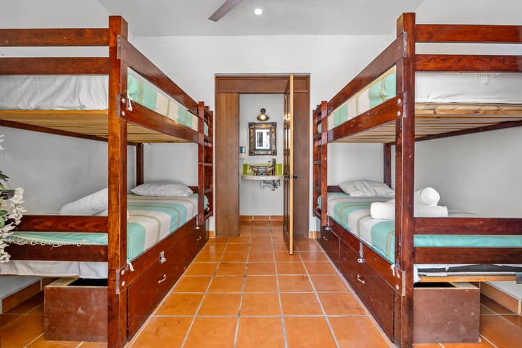 Habitación doble con baño privado y balcón