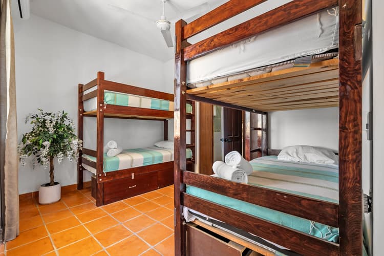 Habitación doble con baño privado y balcón