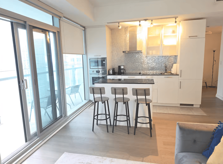 Luxury 3BR/2BA High‑Rise Suite