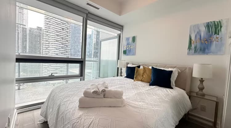 Luxury 3BR/2BA High‑Rise Suite