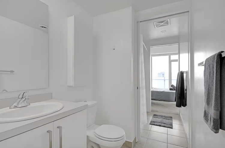 Luxury 3BR/2BA High‑Rise Suite