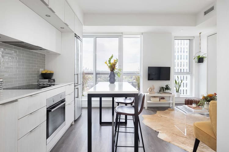 Family 3BR 2Bath Bay St Downtown