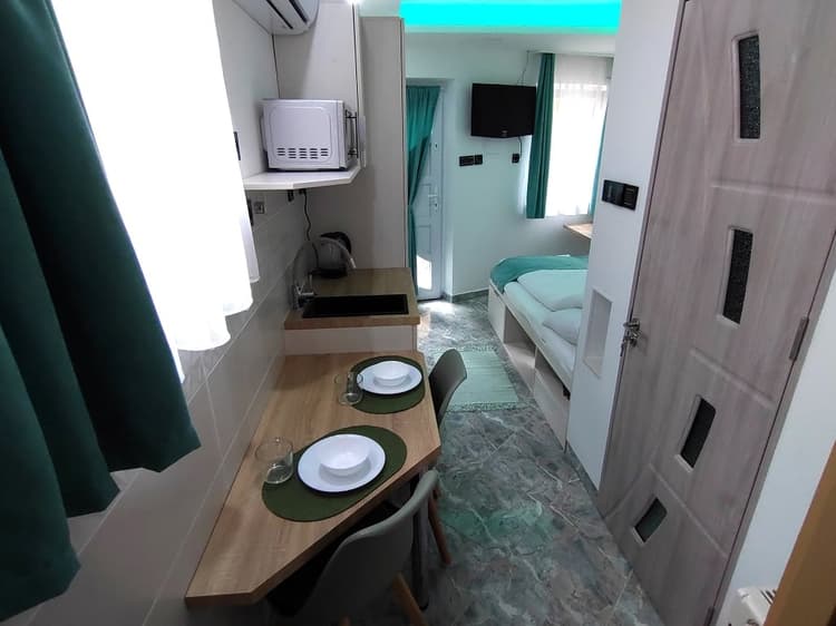 Kertre néző franciaágyas apartman