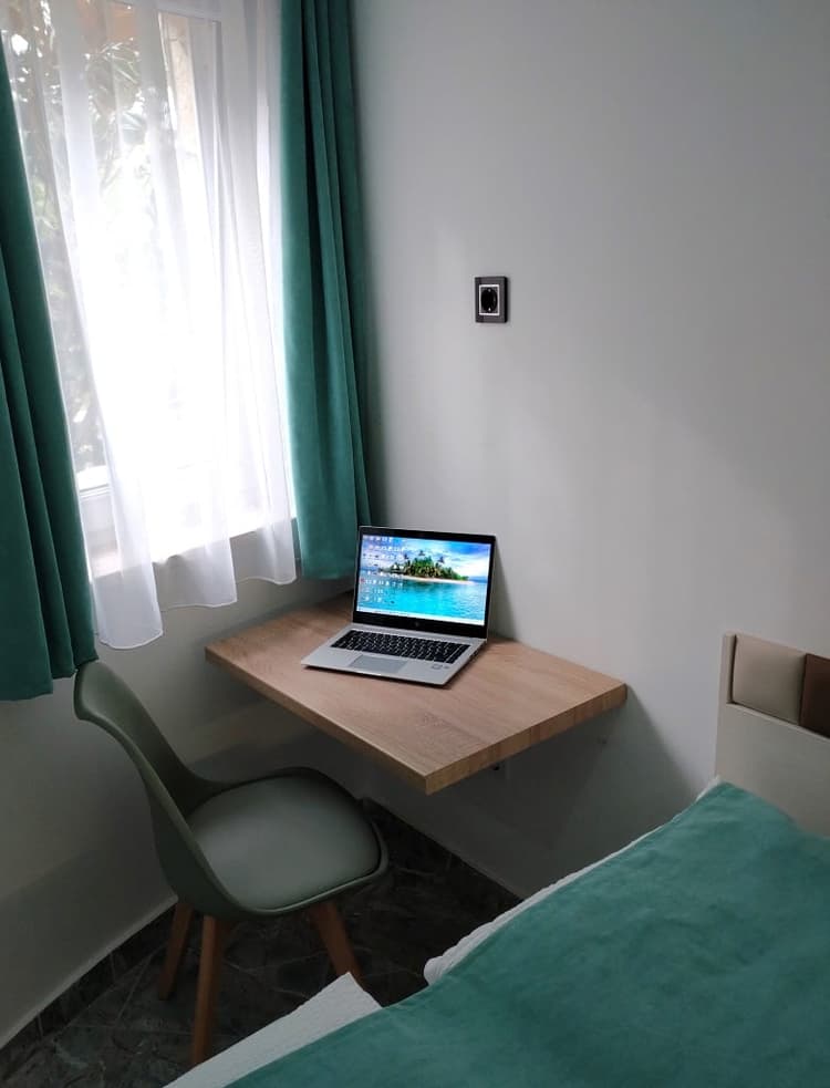 Kertre néző franciaágyas apartman