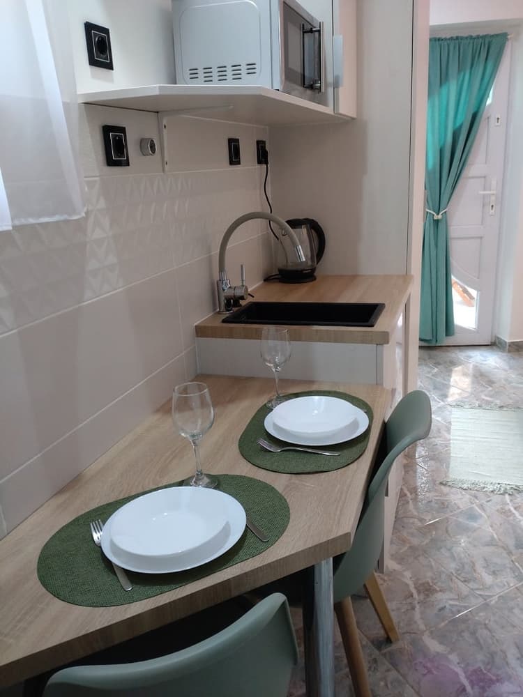 Kertre néző franciaágyas apartman