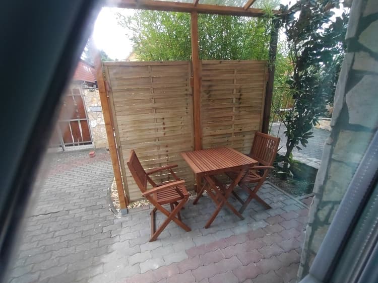 Kertre néző franciaágyas apartman