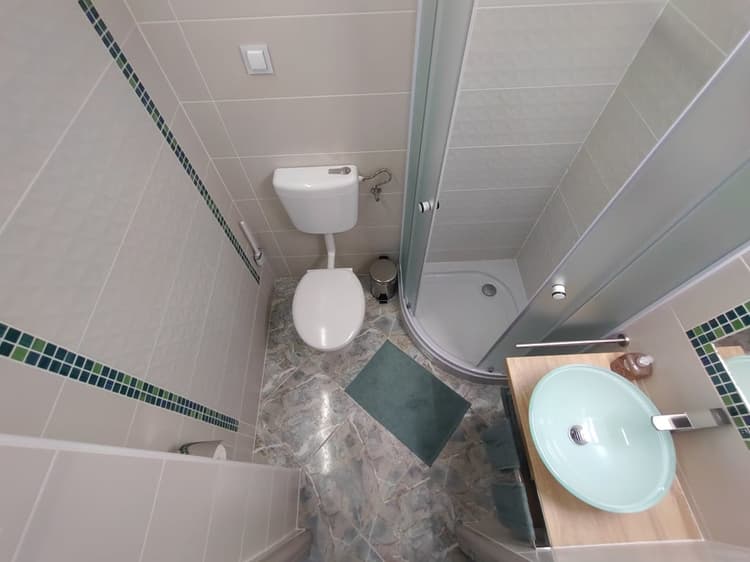 Kertre néző franciaágyas apartman