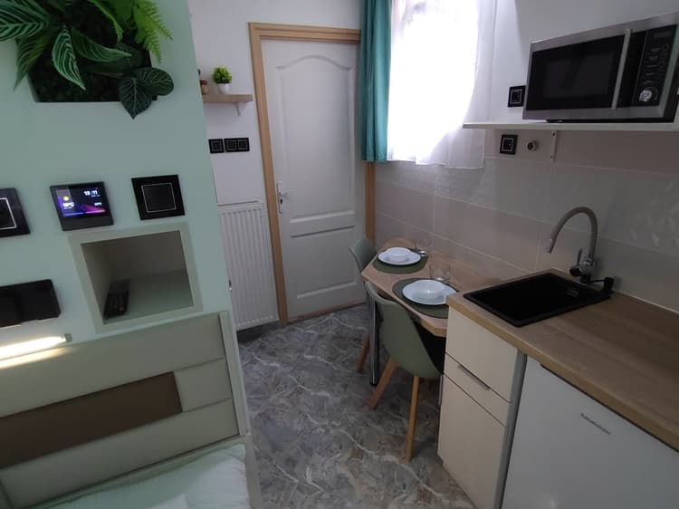 Kertre néző franciaágyas apartman
