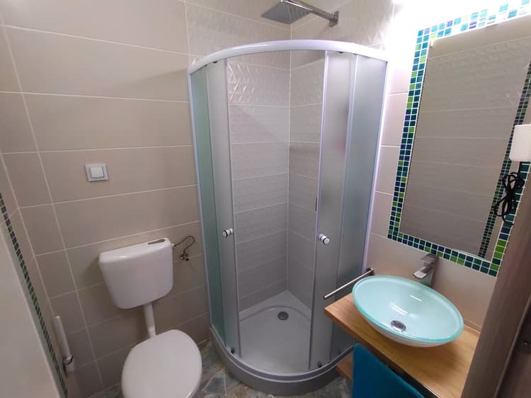 Kertre néző franciaágyas apartman