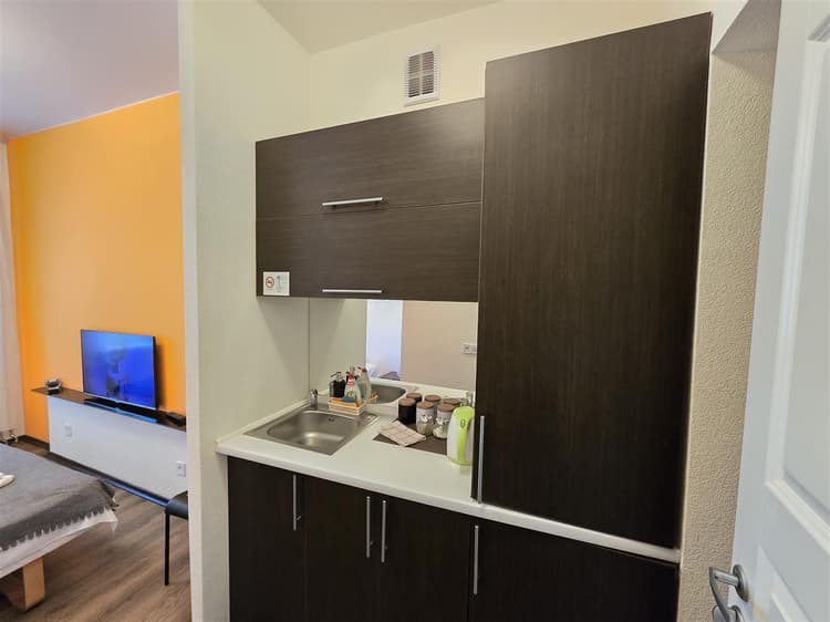 S6 Orange studio apartment