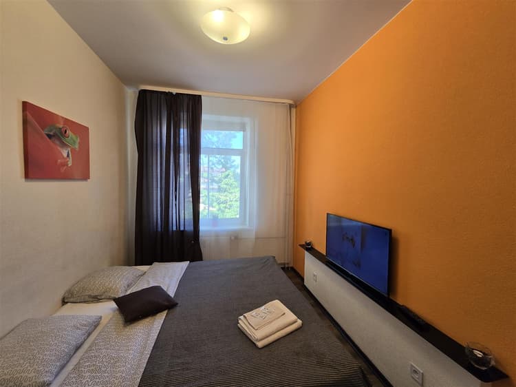 S6 Orange studio apartment
