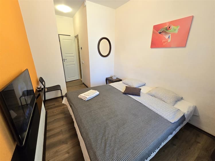 S6 Orange studio apartment