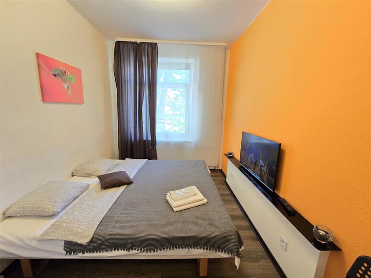 S6 Orange studio apartment