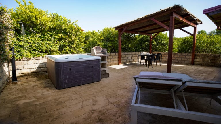 Pizzuta con vasca idromassaggio