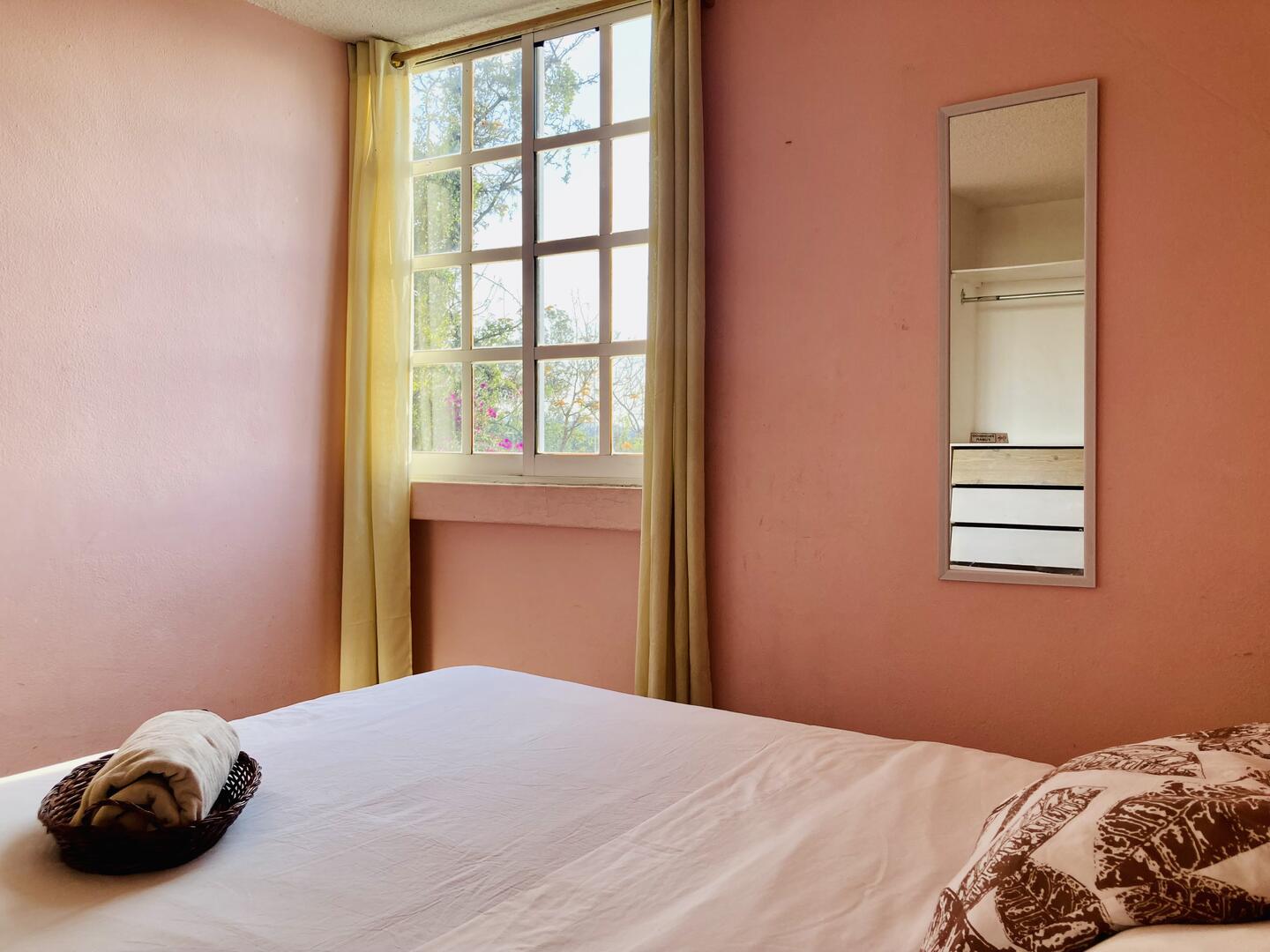 R3 Habitación Privada con Cama Matrimonial y Baño Compartido