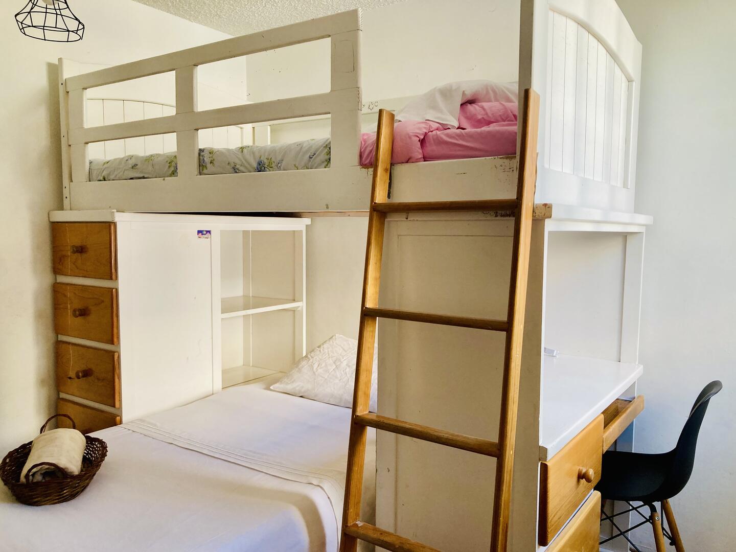 R4 Habitación Privada Litera con baño compartido