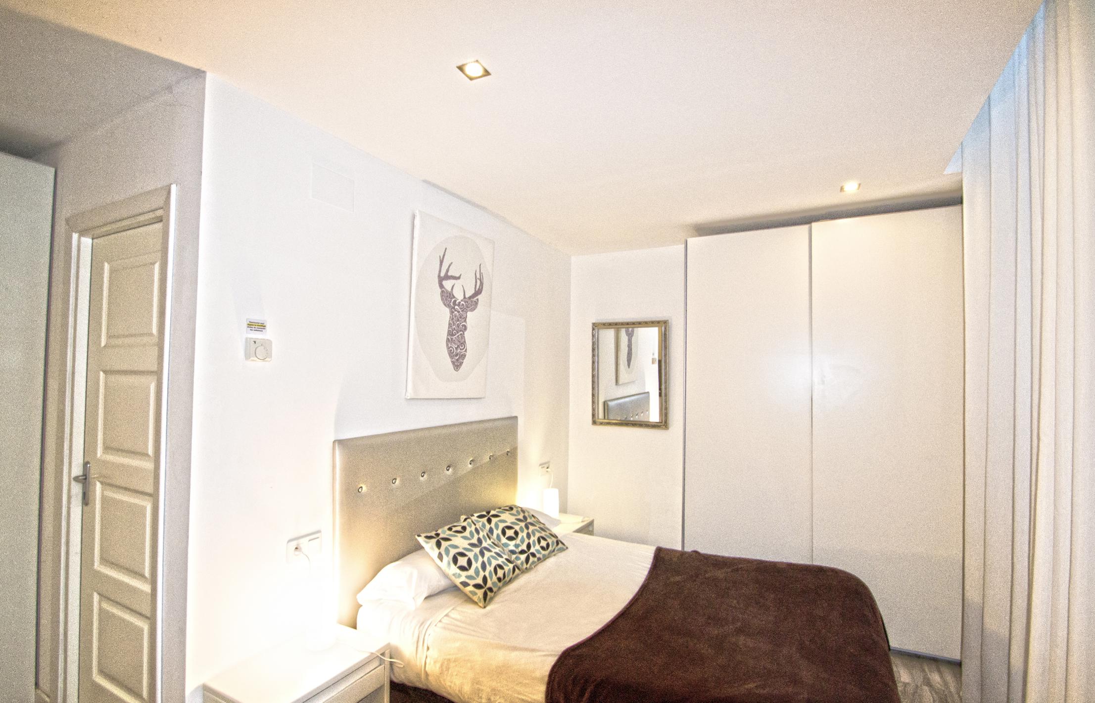 (6) MAISON LA DOUANE