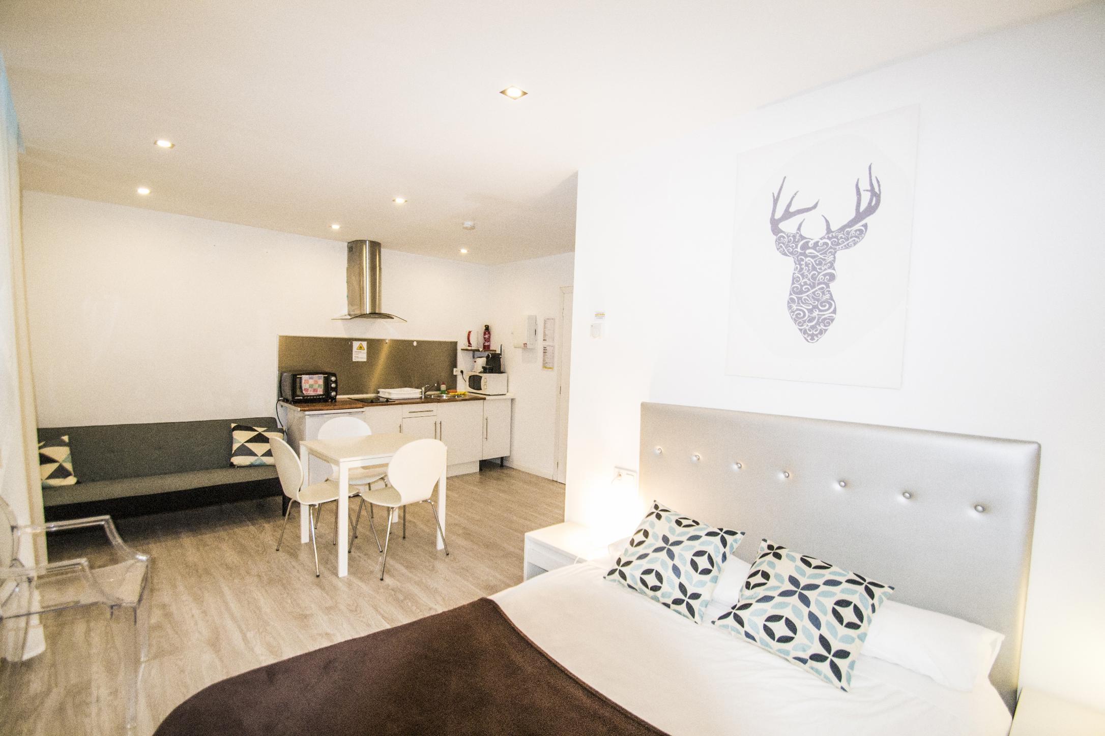 (3) MAISON LA DOUANE