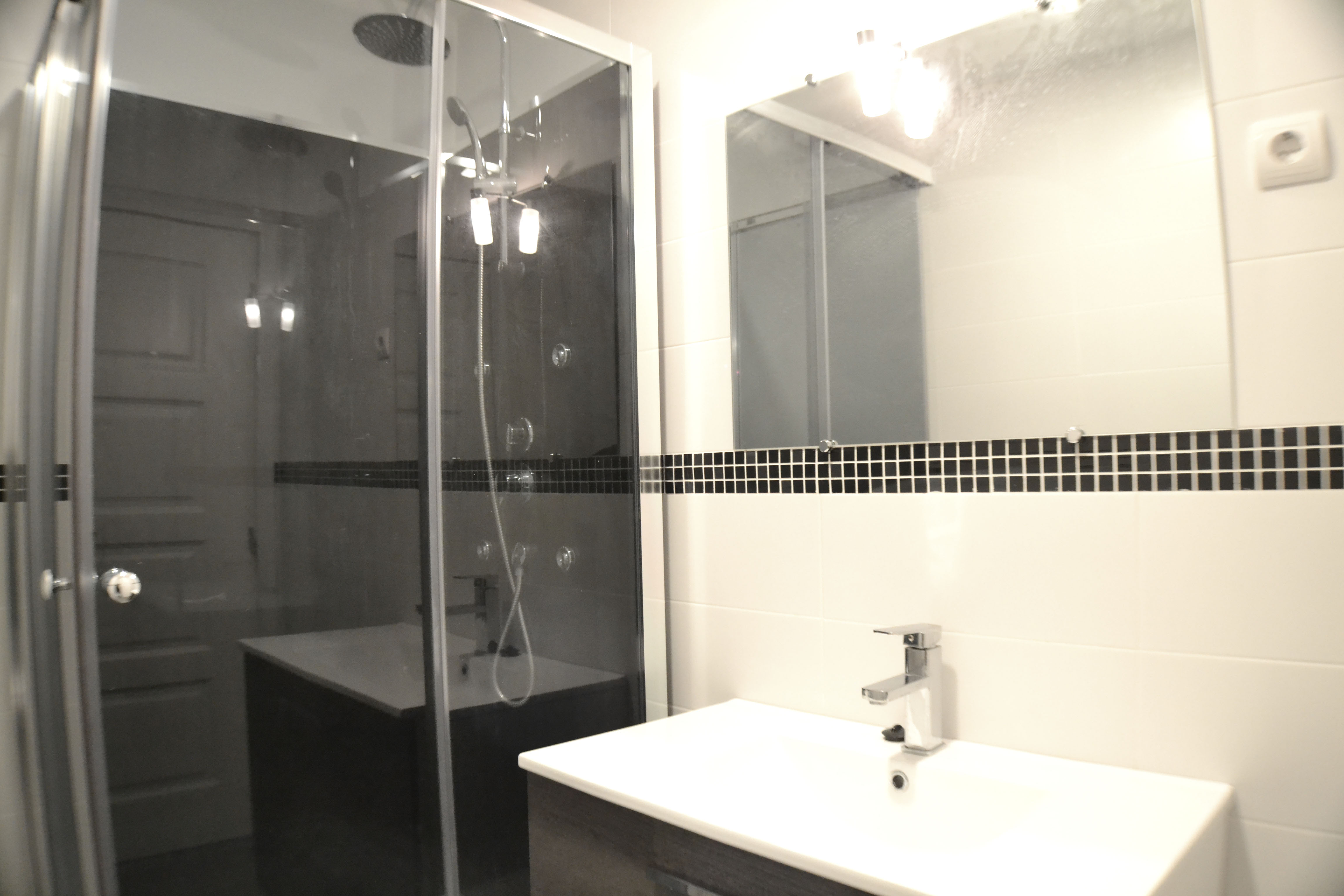 (3) MAISON LA DOUANE