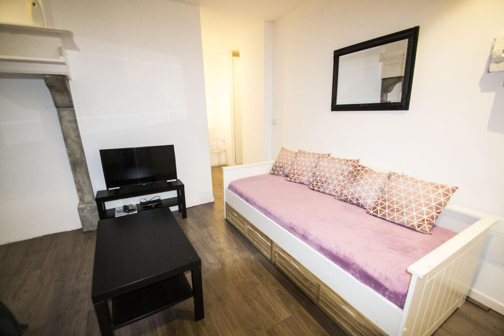 (4) MAISON LA DOUANE 