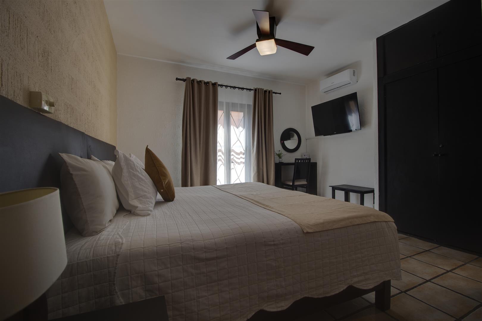 Punto 2 - Habitacion 1 cama king-size, aire acondicionado, planta alta.