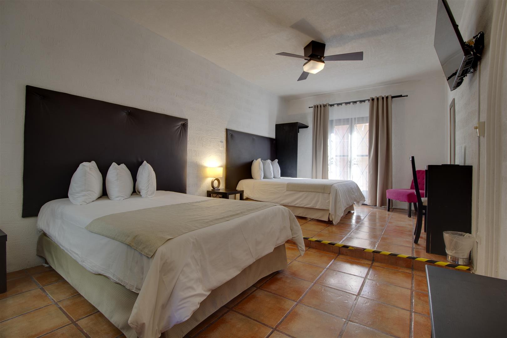 Punto 5 - Habitacion 2 camas matrimoniales, aire acondicionado, planta alta. 