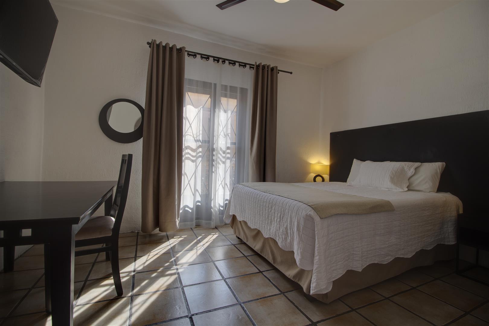 Punto 4 - Habitacion 1 cama queen y 1 individual, aire acondicionado, planta alta. 