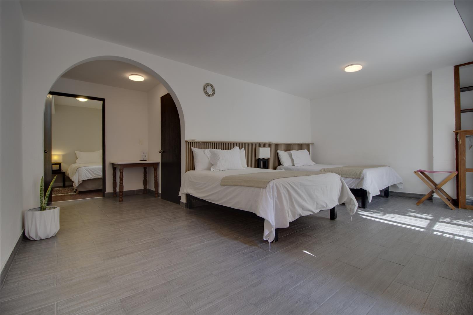 Punto 7 - Habitacion 2 camas matrimoniales y 1 Individual, planta baja.