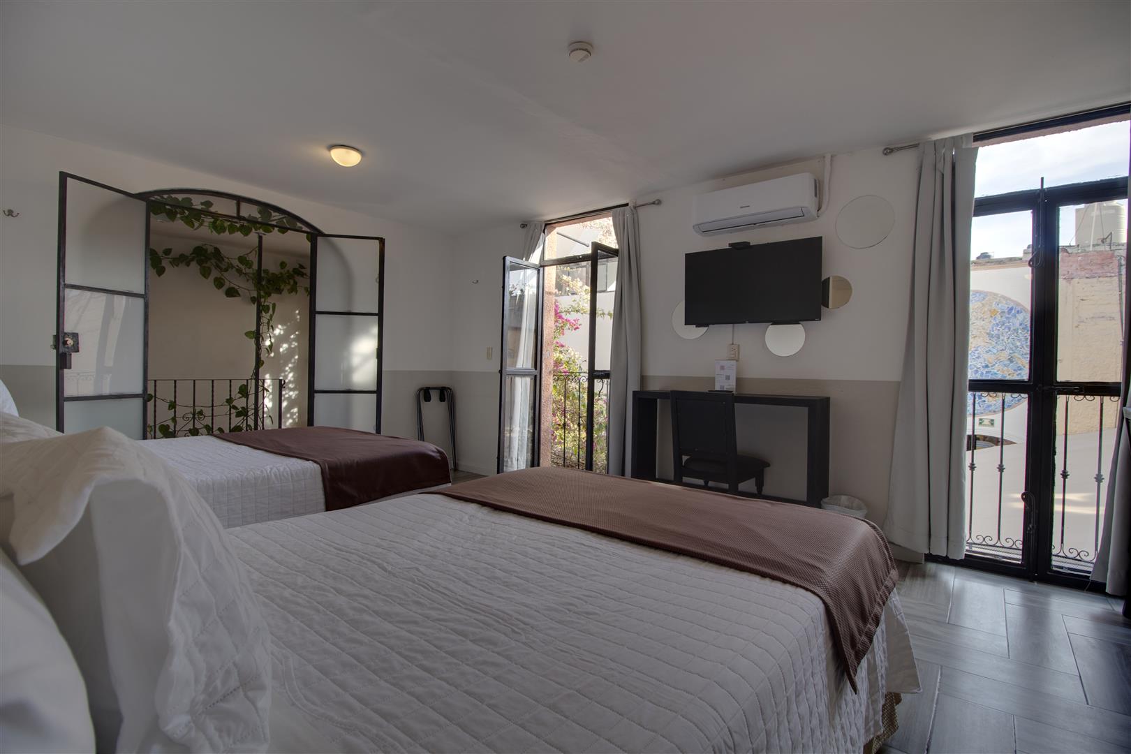 Mariela- Habitacion 2 matrimoniales  y 1 Individual, planta alta, aire acondicionado.