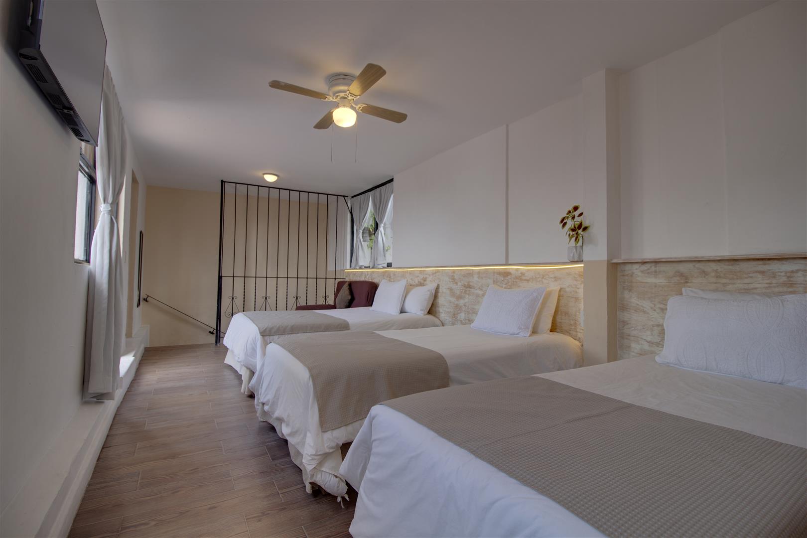 Saab- Habitacion 1 cama matrimonial y  3 Individuales, planta alta.