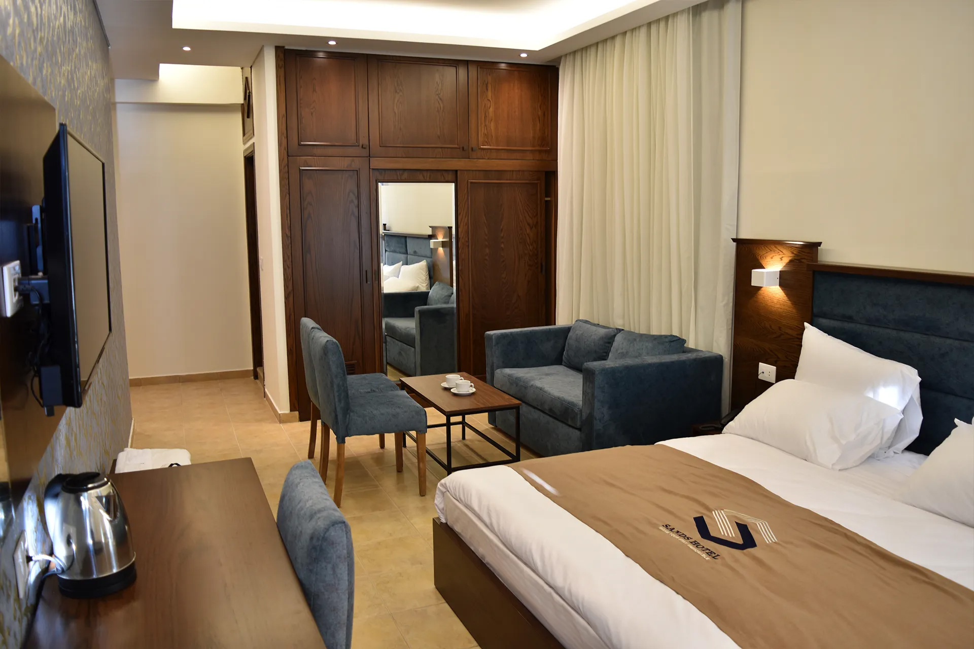 Executive Room 01