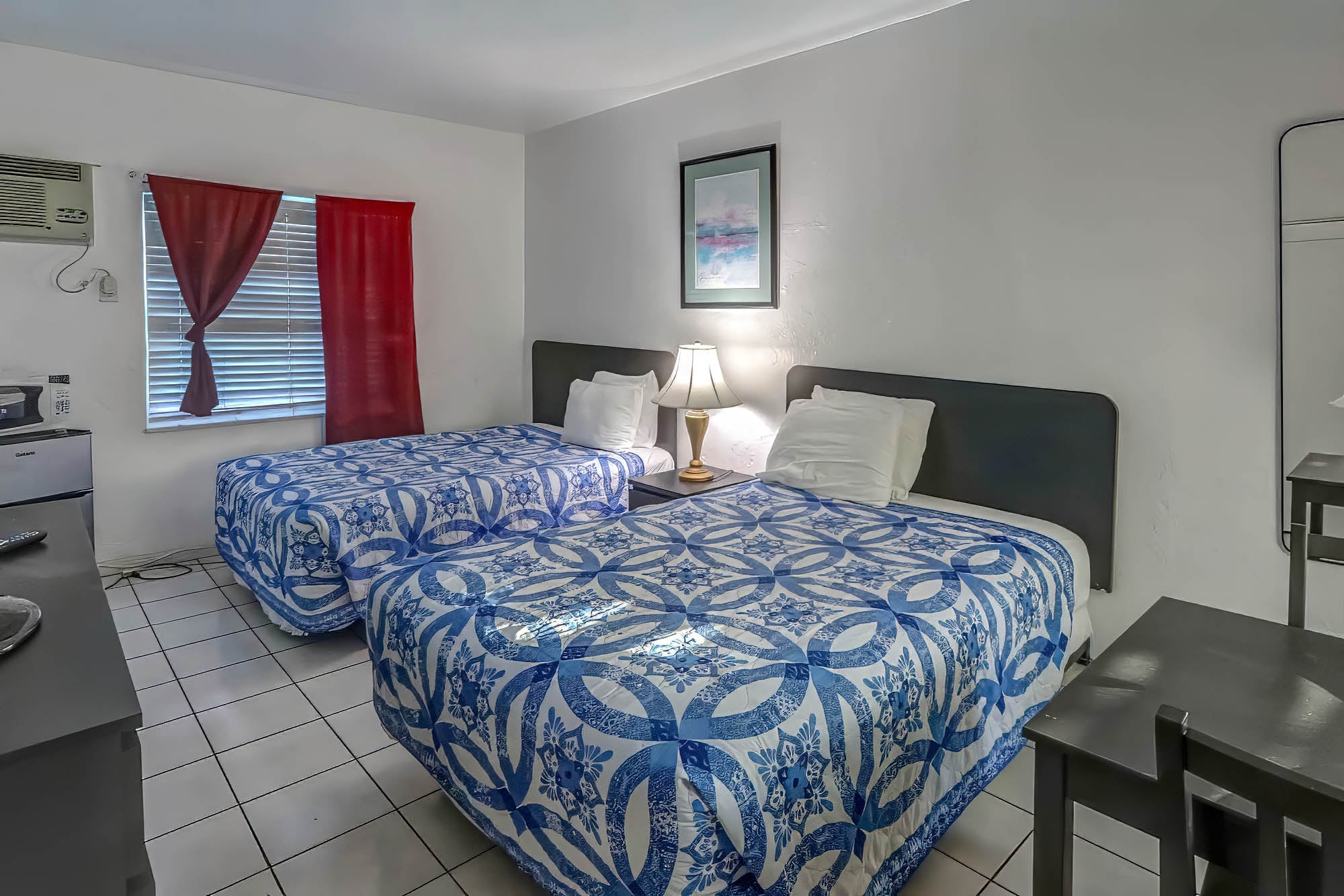 100 - Hotel Room